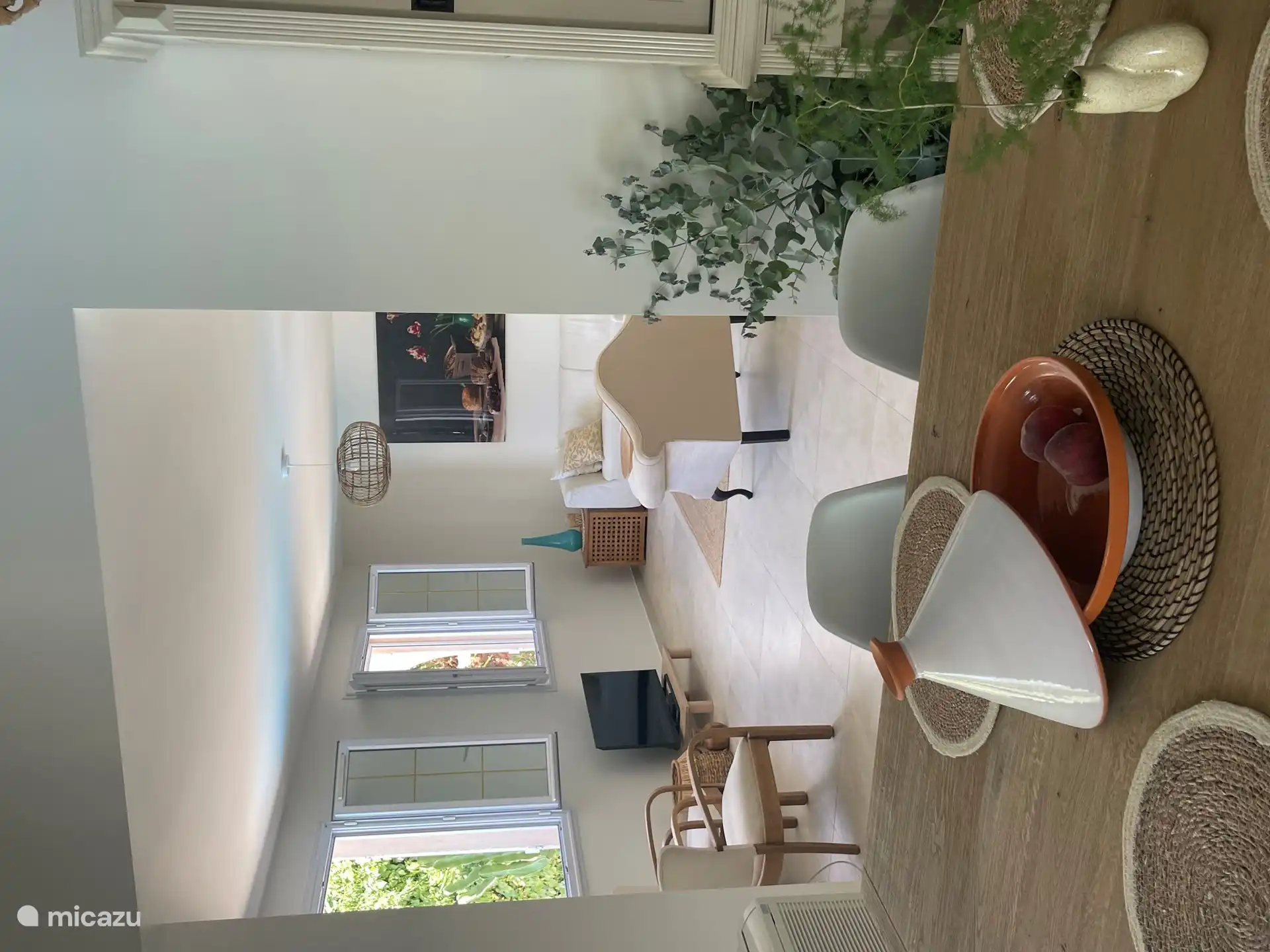 L vormige ruime modern ingerichte woonkamer met veel daglicht 