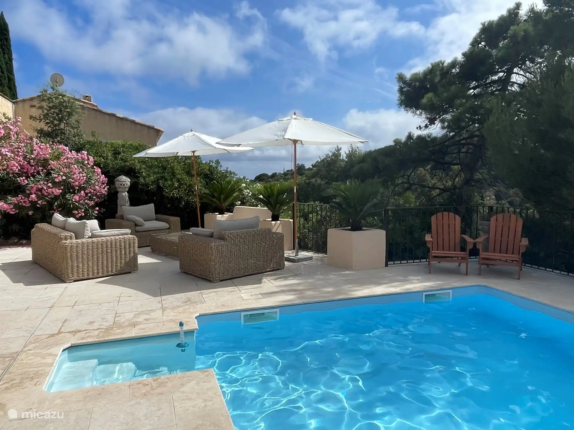 Overal zijn heerlijke zithoekjes voor ieder moment van de dag.