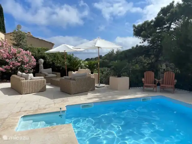 Villa Bougainvillea | France, Côte d'Azur, Les Issambres - villa Overal zijn heerlijke zithoekjes voor ieder moment van de dag.