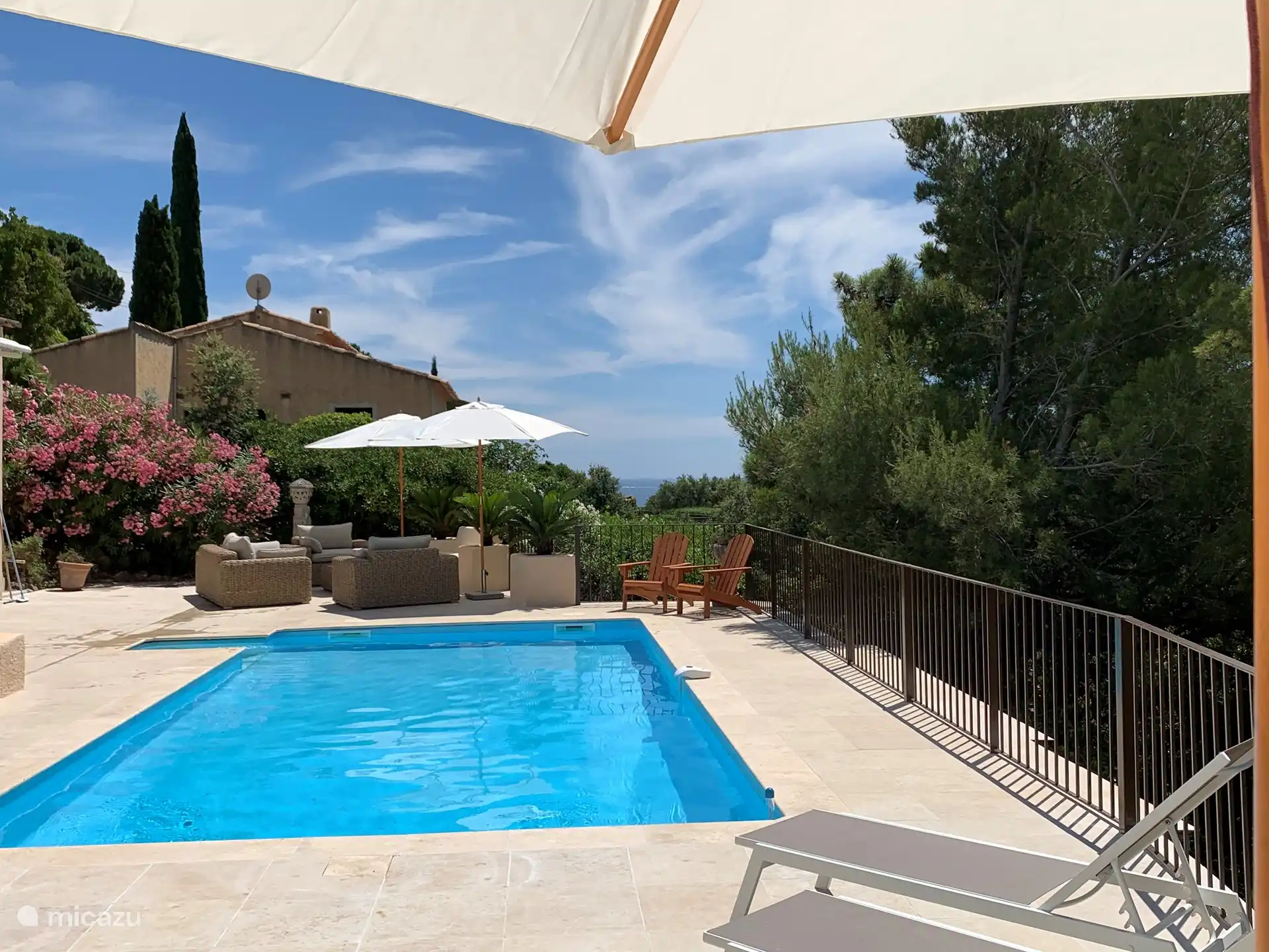 Heerlijk zwembad van 8 x 4 met zeezicht vanaf het terras. De temperatuur is vanaf eind mei doorgaans 27 graden afhankelijk van het weer.