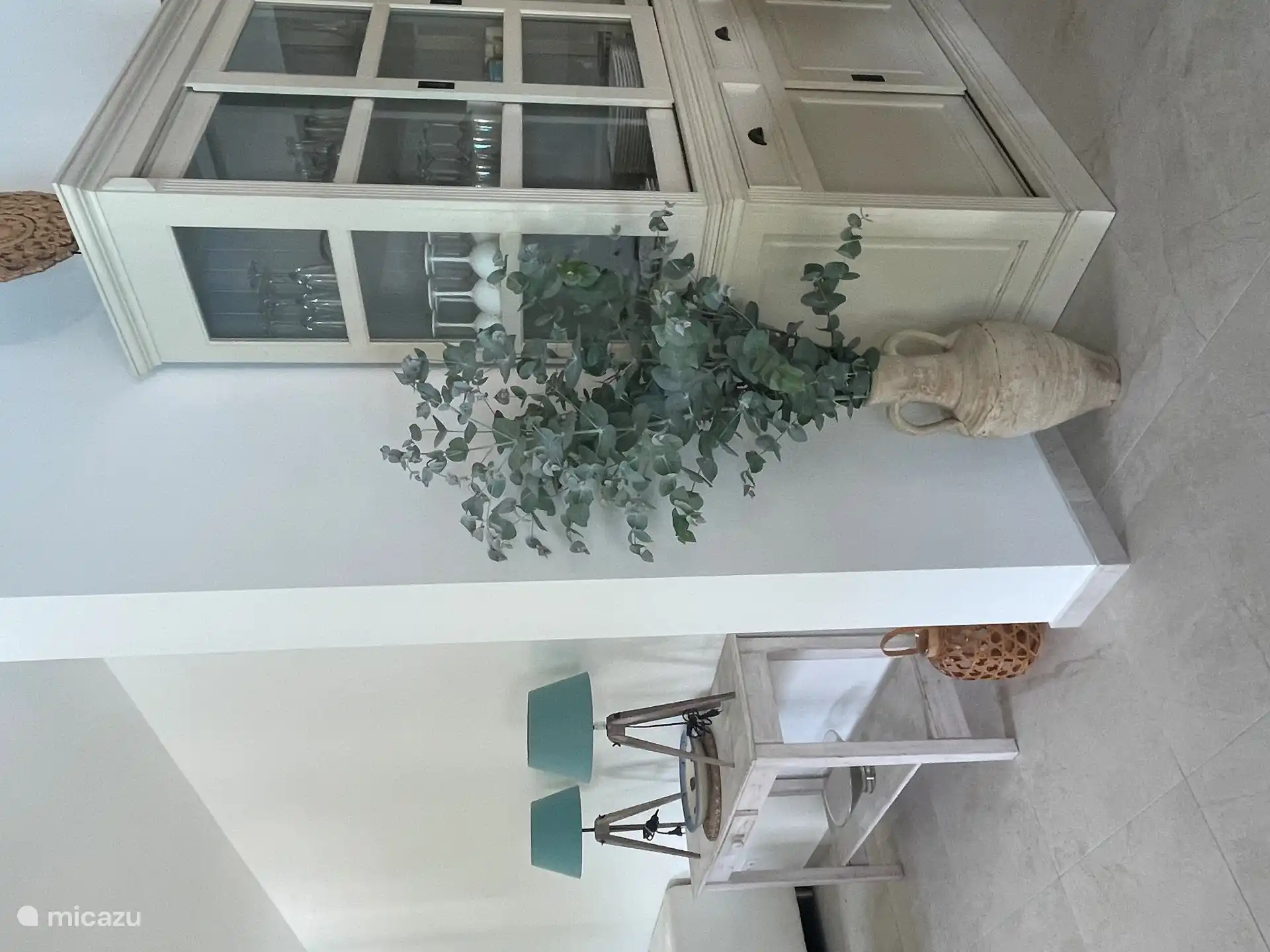 Het interieur heeft een mix van landelijke charme en moderne accenten