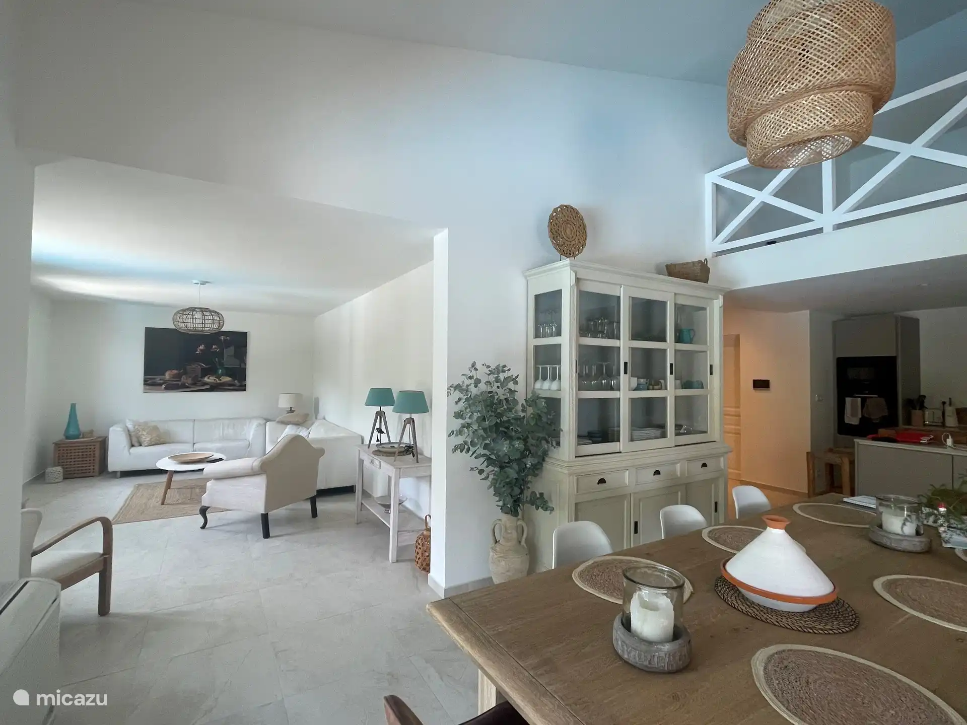 Open woonkeuken met kookeiland en lange eettafel voor 8 personen