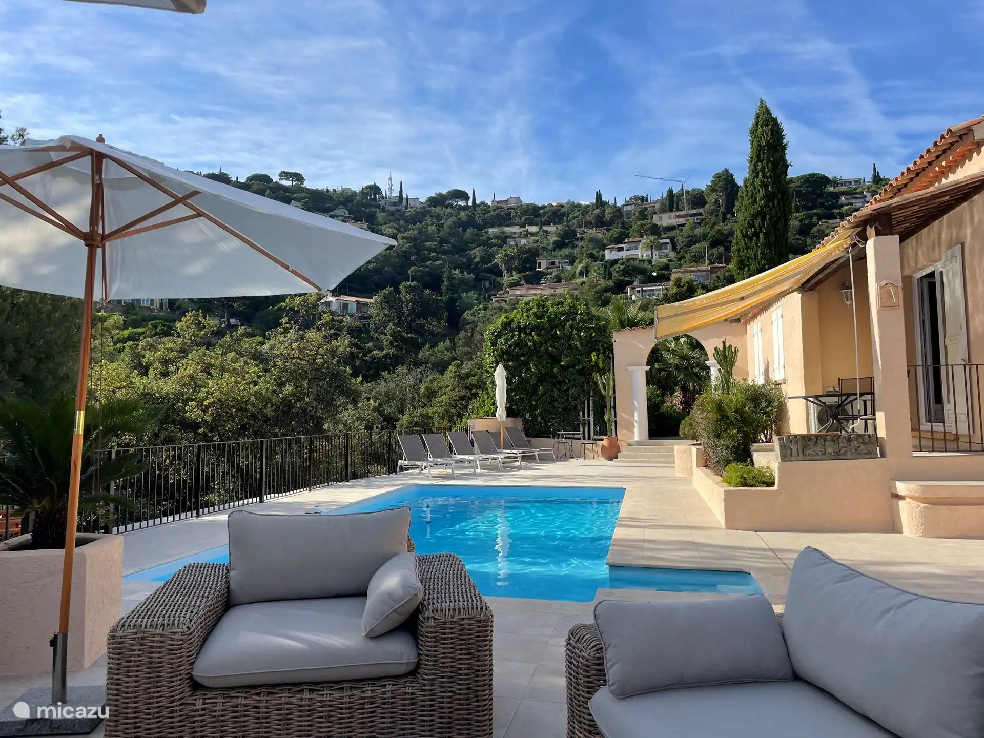 Heerlijke lounge hoek bij het zwembad met geweldig uitzicht op de bergen om ons heen.