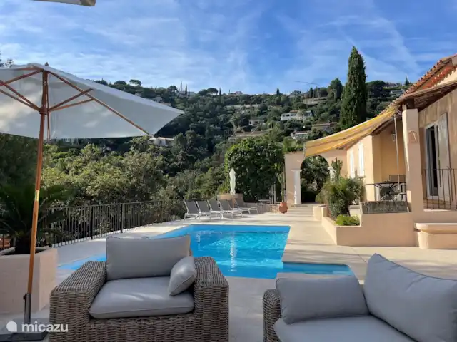 Villa Bougainvillea | France, Côte d'Azur, Les Issambres - villa Heerlijke lounge hoek bij het zwembad met geweldig uitzicht op de bergen om ons heen.