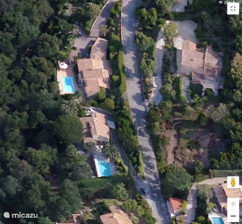 Luchtfoto waarop de hele villa met tuin en zwembad zichtbaar is.