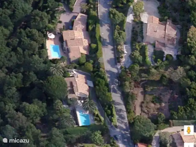 Villa Bougainvillea | France, Côte d'Azur, Les Issambres - villa Luchtfoto waarop de hele villa met tuin en zwembad zichtbaar is.