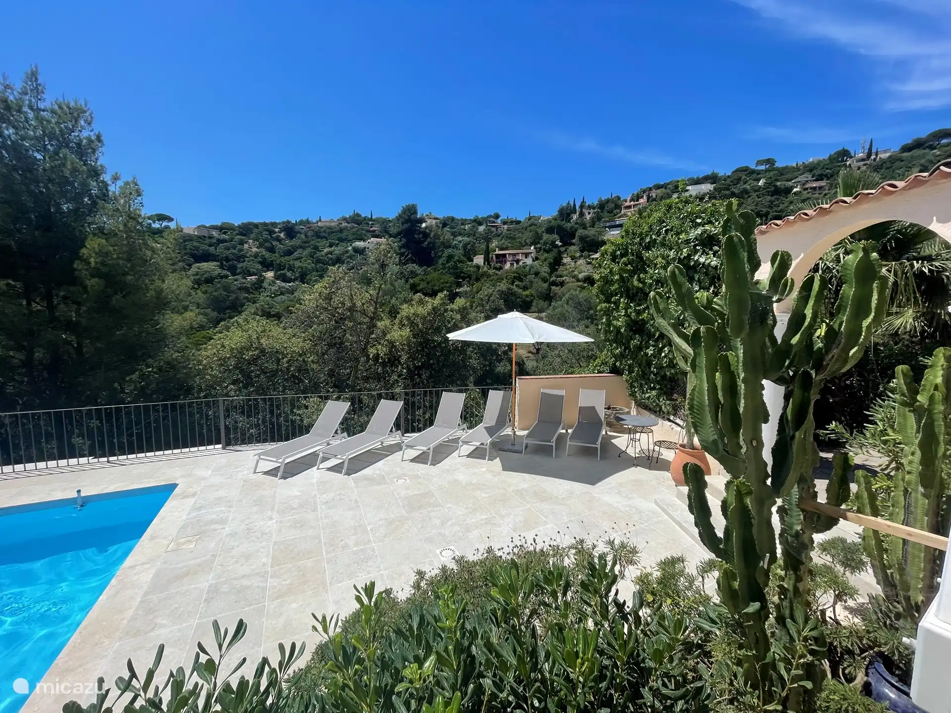 Vanuit de woonkamer is er een volledig uitzicht op de bergen, terras en zwembad.