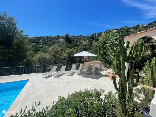 Villa Bougainvillea | France, Côte d'Azur, Les Issambres - villa Vanuit de woonkamer is er een volledig uitzicht op de bergen, terras en zwembad.
