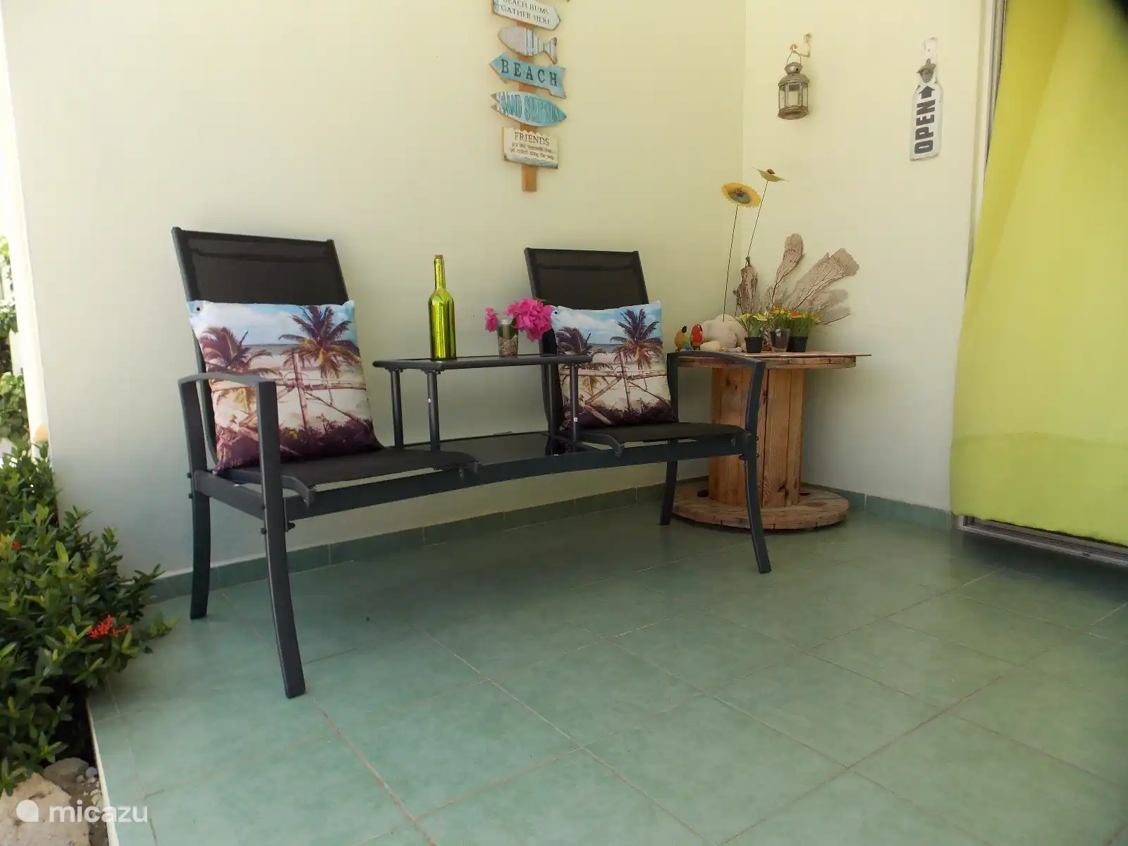 Porch met two seater