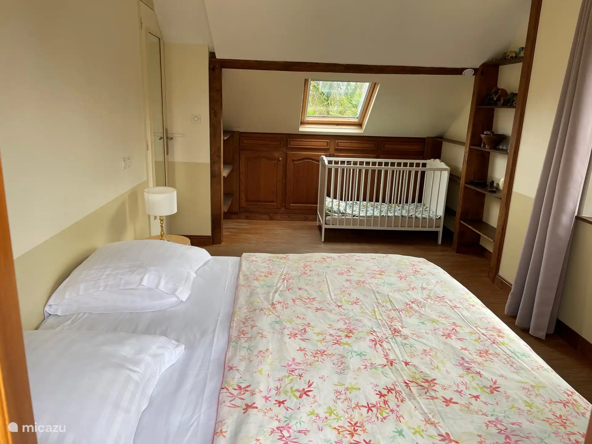 Zimmer mit Kinderbett