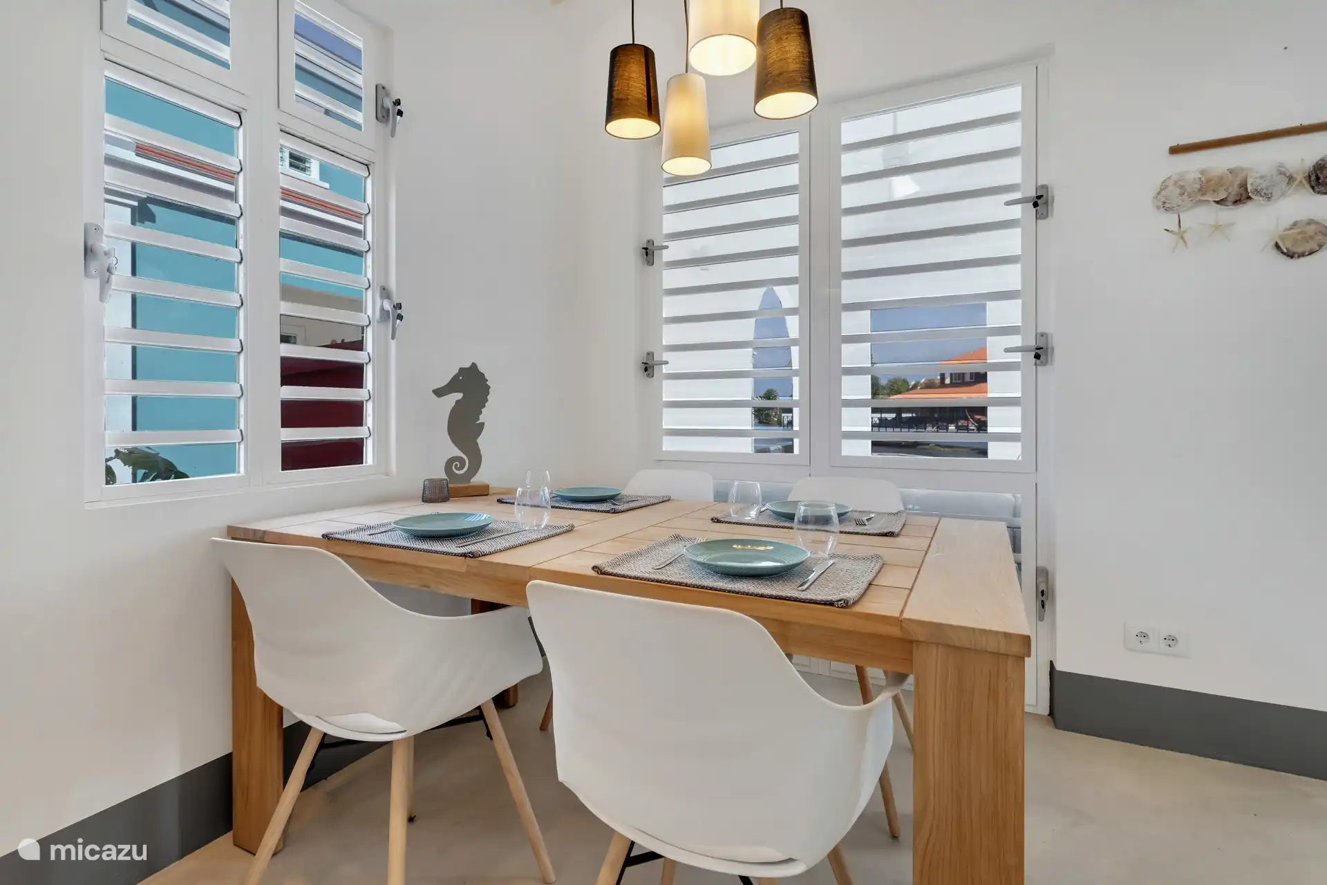 Table à manger à l’intérieur