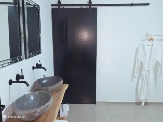 Villa Veertje  en Curazao, Bandabou (oeste), Grote Berg - casa vacacional Desde el dormitorio principal se ingresa al vestidor donde también hay lavabos dobles