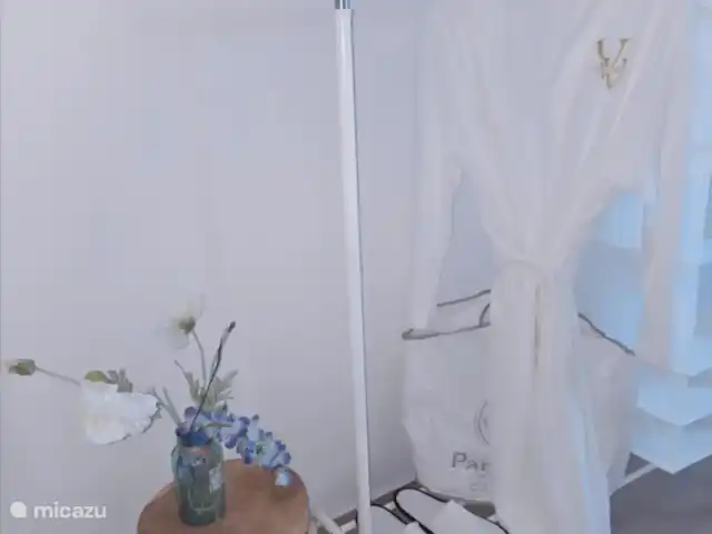 Villa Veertje  en Curazao, Bandabou (oeste), Grote Berg - casa vacacional También puede disfrutar de una maravillosa noche de sueño en el dormitorio 2 gracias a las cortinas opacas y al aire acondicionado. 
En este dormitorio hay un perchero, un portaequipajes y una zona de estar.