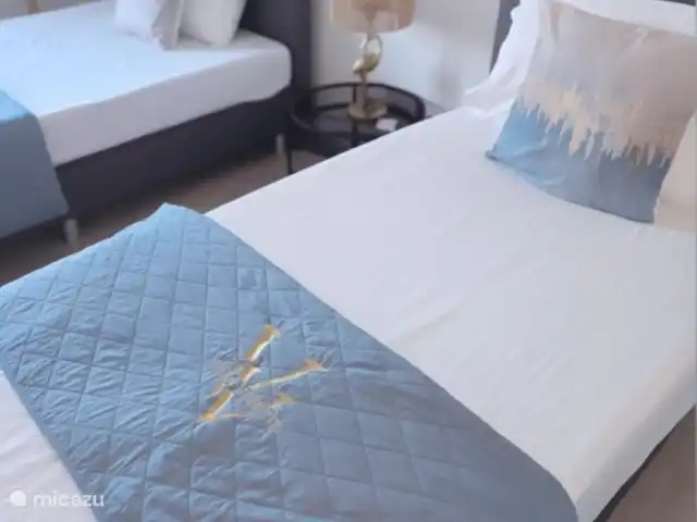 Villa Veertje  en Curazao, Bandabou (oeste), Grote Berg - casa vacacional Dormitorio 3 : 
2 lujosas y cómodas camas con somier. Ropa de cama fina cuidadosamente seleccionada, 
una sola pulsación grande. cama de 120 cm por 200 cm y una cama individual estándar de 90 cm por 200 cm. 
Las camas también se pueden empujar una al lado de la otra, si se desea