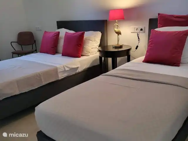 Villa Veertje  en Curazao, Bandabou (oeste), Grote Berg - casa vacacional Dormitorio 3
Grandes ventanas, mucha luz, pero también equipado con cortinas opacas, aire acondicionado, un acogedor rincón para sentarse y un portaequipajes.