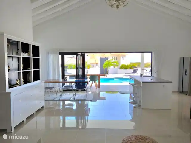 Villa Veertje  en Curazao, Bandabou (oeste), Grote Berg - casa vacacional Desde el salón se mira la cocina abierta
