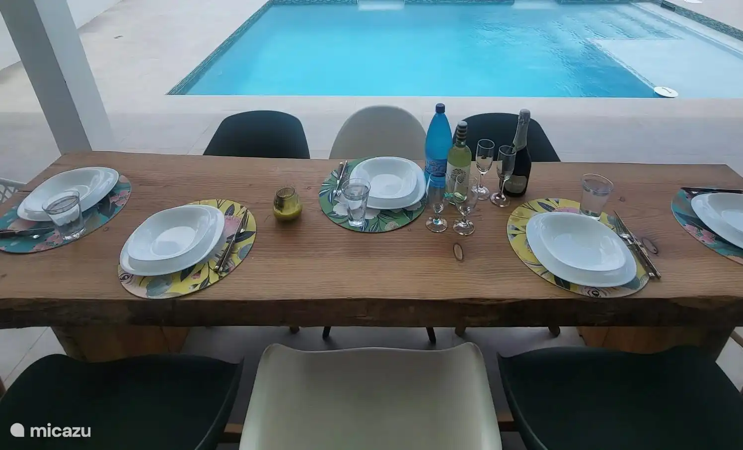 Delicious poolside dining 