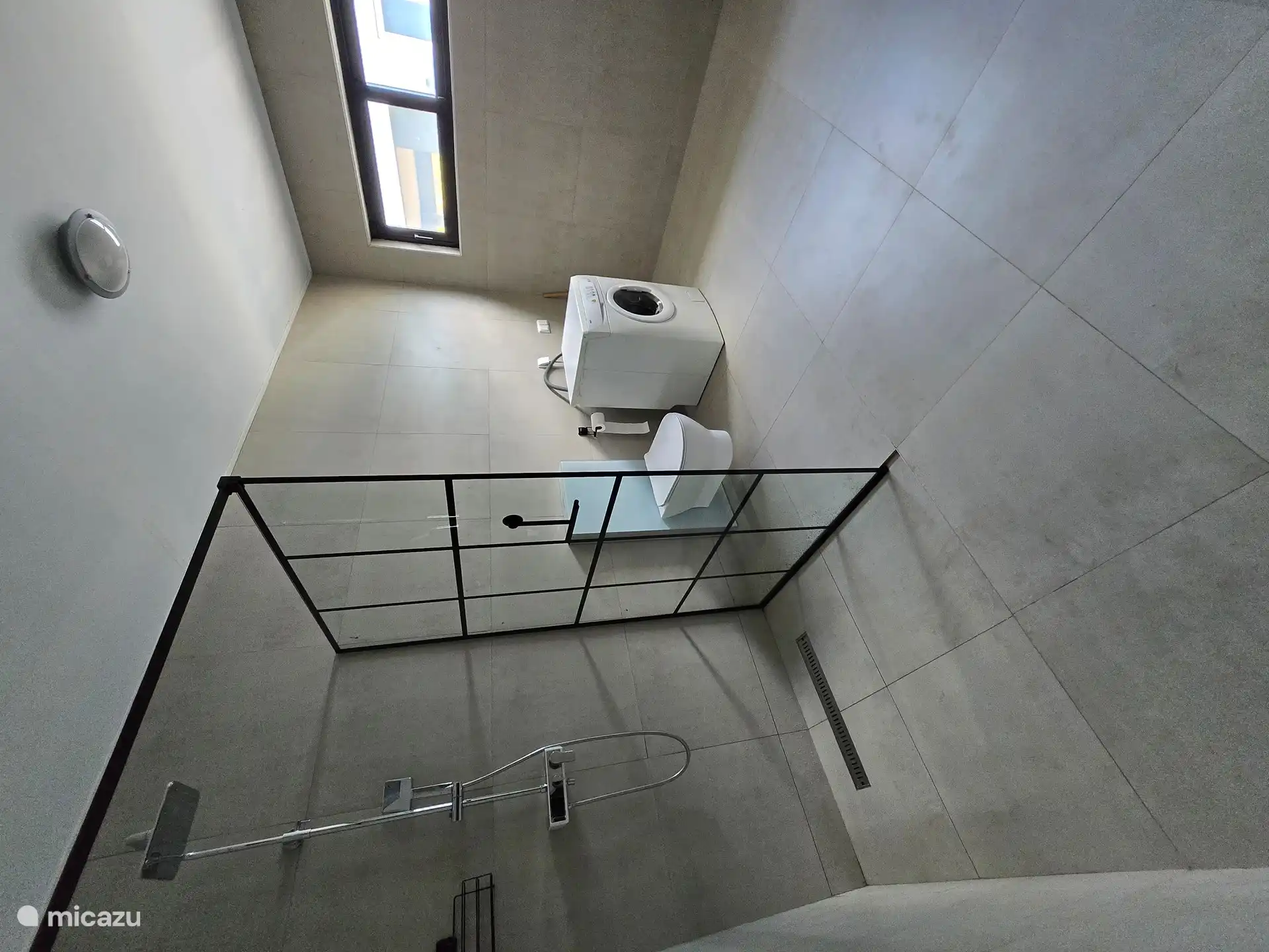 Ensuite bathroom: large walk-in shower with toilet and washing machine 