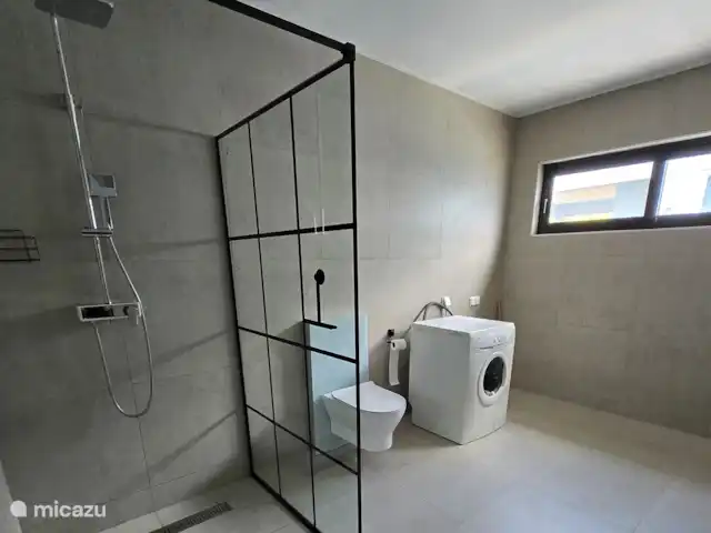 Villa Veertje  en Curazao, Bandabou (oeste), Grote Berg - casa vacacional Cuarto de baño privado: gran ducha a ras de suelo con inodoro y lavadora