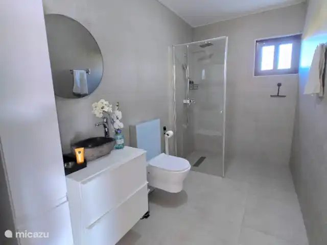 Villa Veertje  en Curazao, Bandabou (oeste), Grote Berg - casa vacacional Baño 2 : ducha a ras de suelo, inodoro, lavabo y mueble de baño