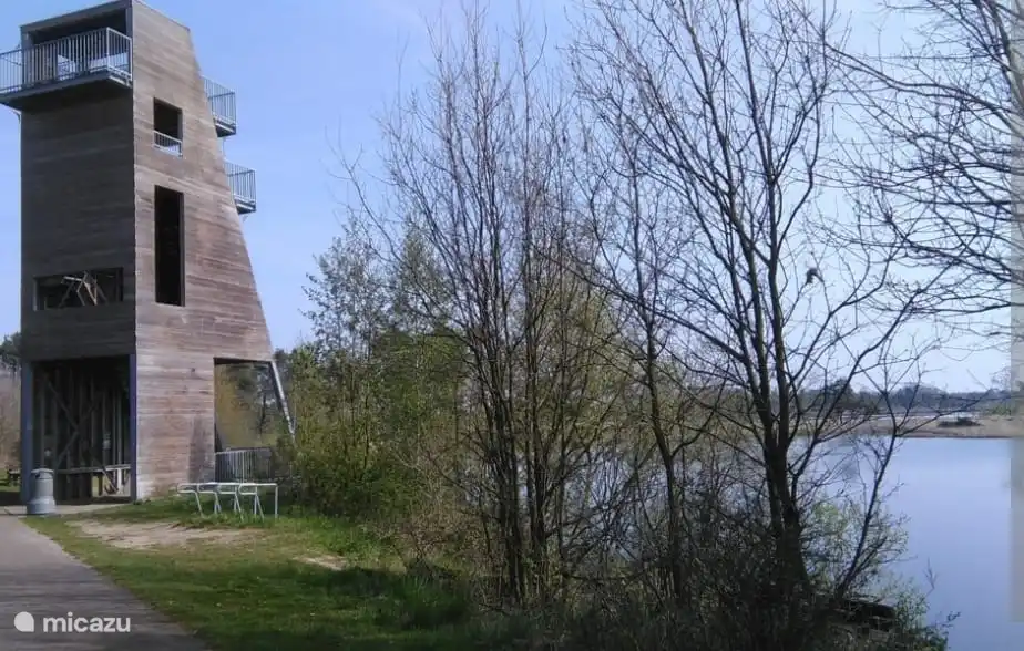 In de naaste omgeving vind je de uitkijktoren op het 'Bel lijntje'. zeer mooie wandel of fietsroute tot in Baarle Hertog.