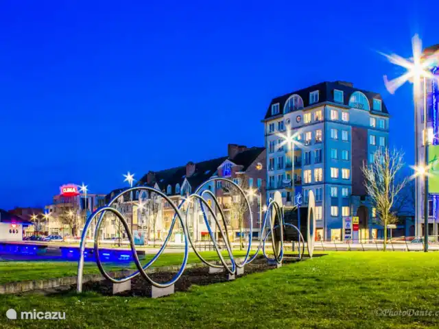 Zen huisje huren in België, Antwerpen, Turnhout - tiny house De nieuwe kaai aan de vaart van turnhout met een fantastische setting 's avonds. je vind hier ook enkele leuke restaurantjes of ga wat verder (500m) in de stad naar de markt van Turnhout en ontdek de bruisende stad met lokale cafeetjes en nog meer restaurants!