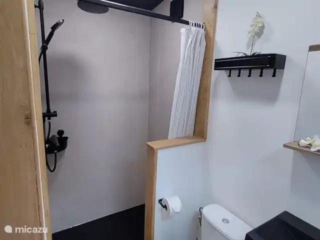 Zen huisje huren in België, Antwerpen, Turnhout - tiny house Volledig ingerichte douche met enkele kapstokjes voor de handdoeken aan te hangen.