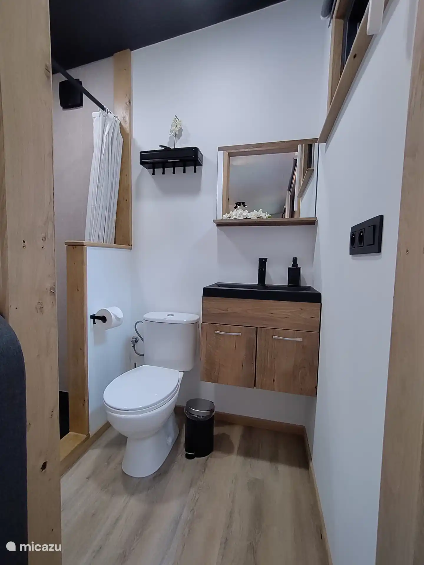 Toilet en lavabo in de ruime badkamer zijn uiteraard ook beschikbaar.