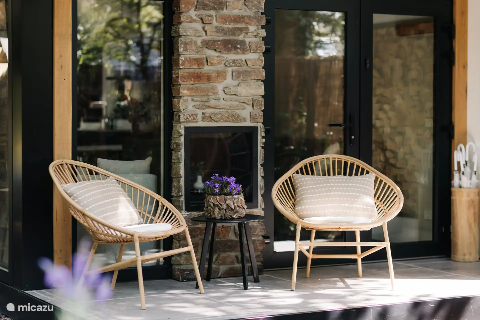 Terrasse mit durchsichtigem Kamin vor der Unterkunft