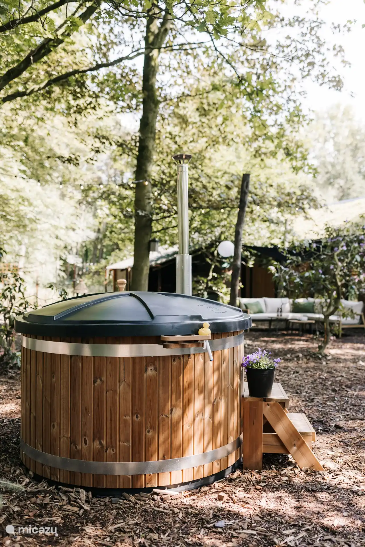 Privater Whirlpool für 6 Personen mit Waldblick