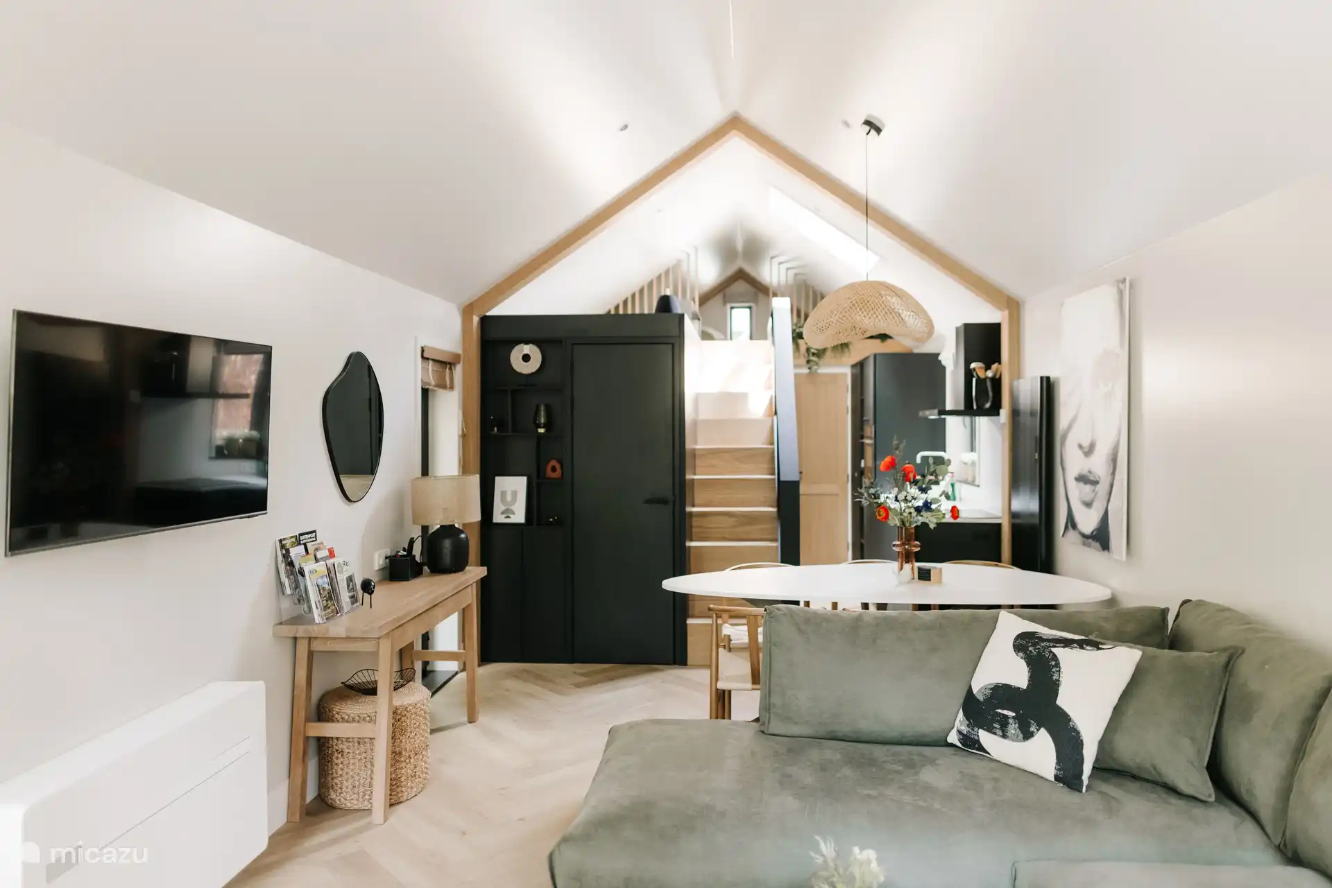 Wohnzimmer mit Esstisch und Küche