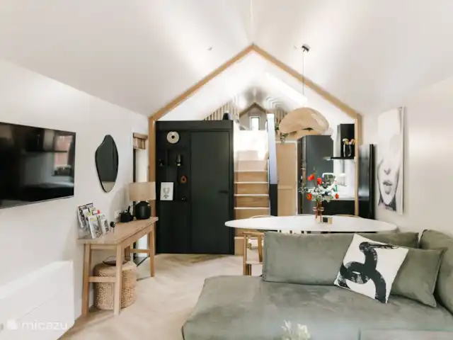 Vol Veluwe | Pays-Bas, Gueldre, Stroe - tiny house Salon avec table à manger et cuisine