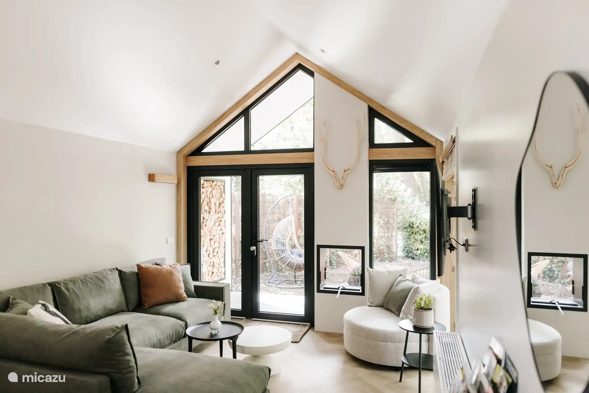 Wohnzimmer mit Sitzecke, Waldblick, durchsichtiger Kamin