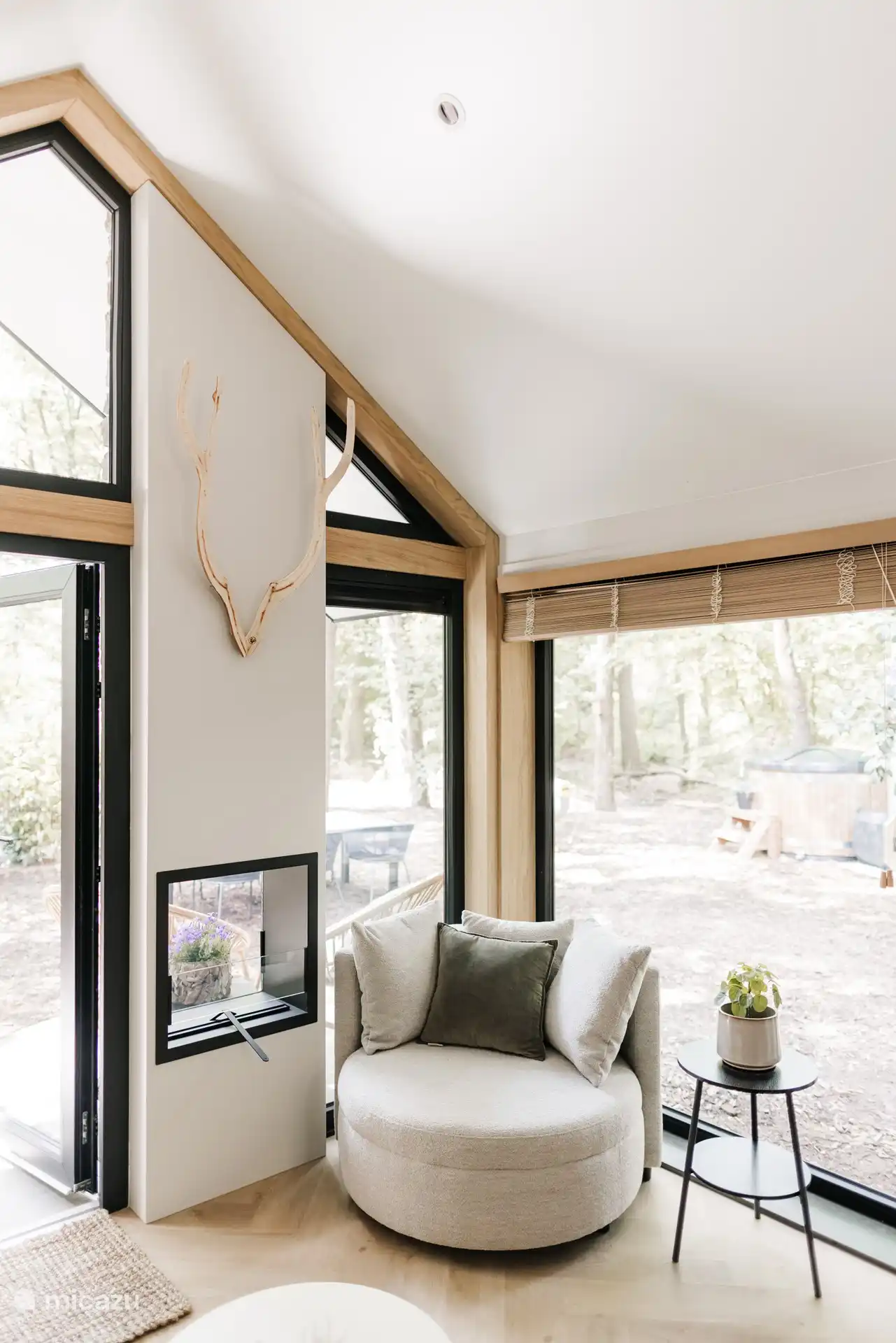 Wohnzimmer mit Sitzecke, Waldblick, durchsichtiger Kamin