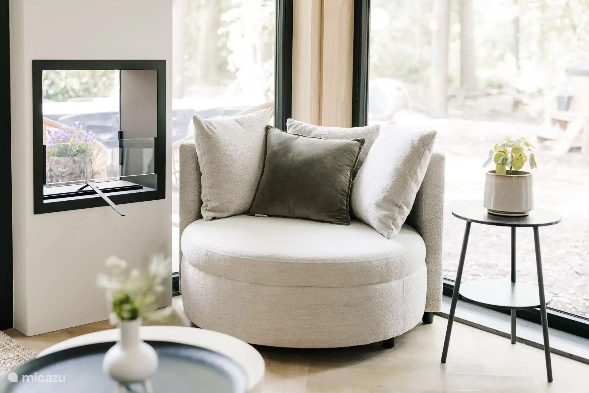 Sitzecke mit durchsichtigem Kamin