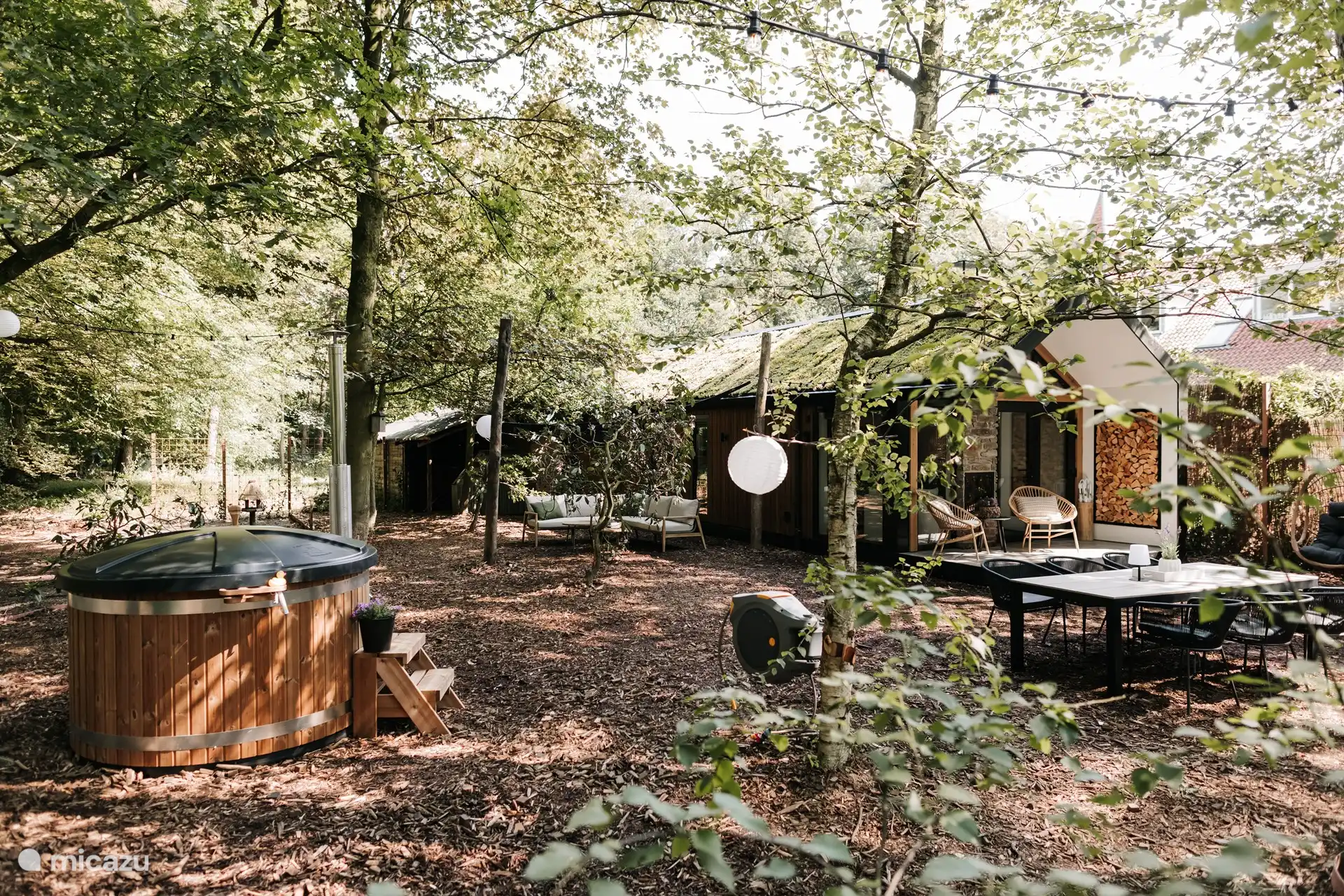 Die Unterkunft bietet Blick auf den Wald, es gibt einen Whirlpool, einen Loungebereich und Essbereiche für 6 Personen am Tisch im Freien