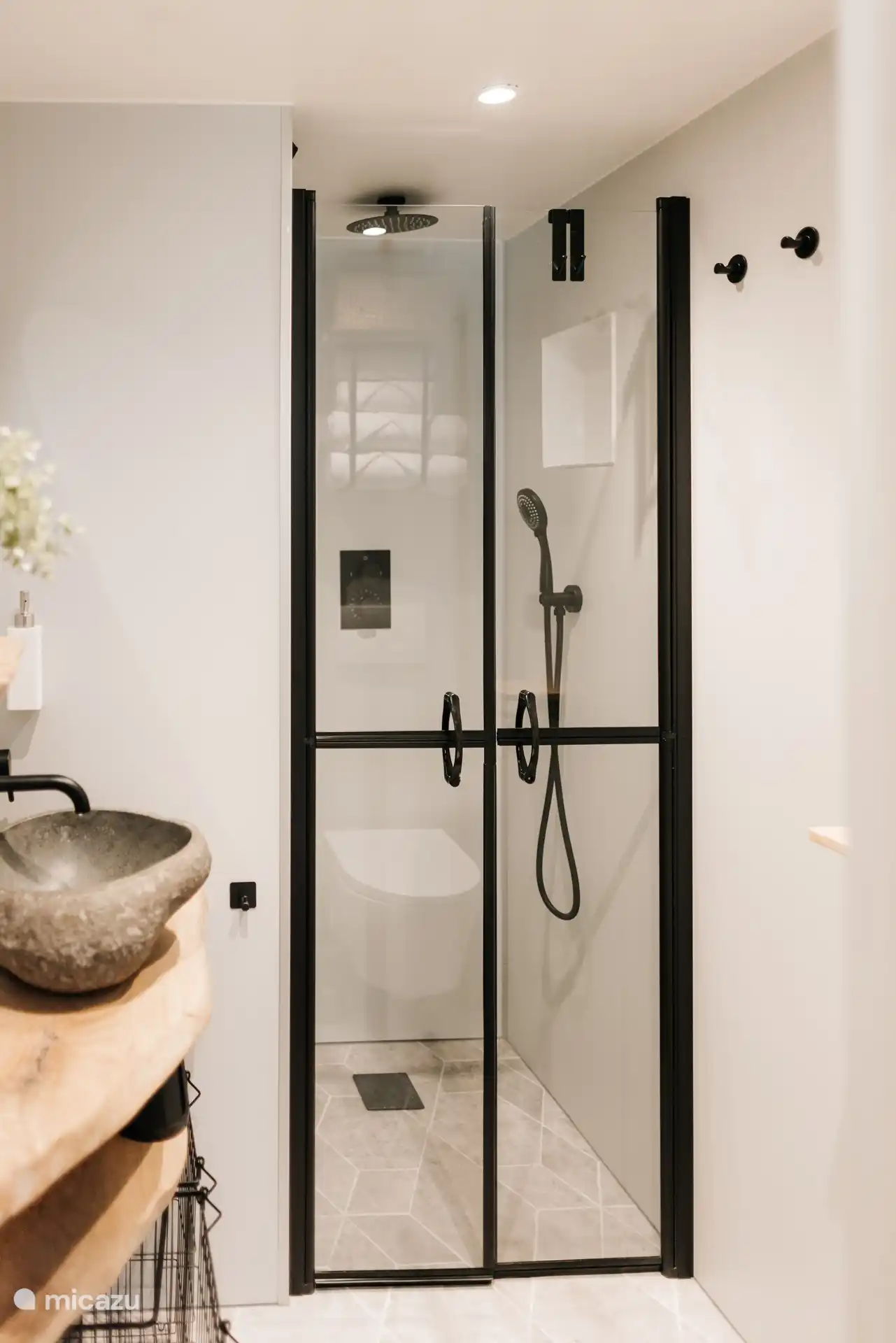 Badezimmer mit Regendusche