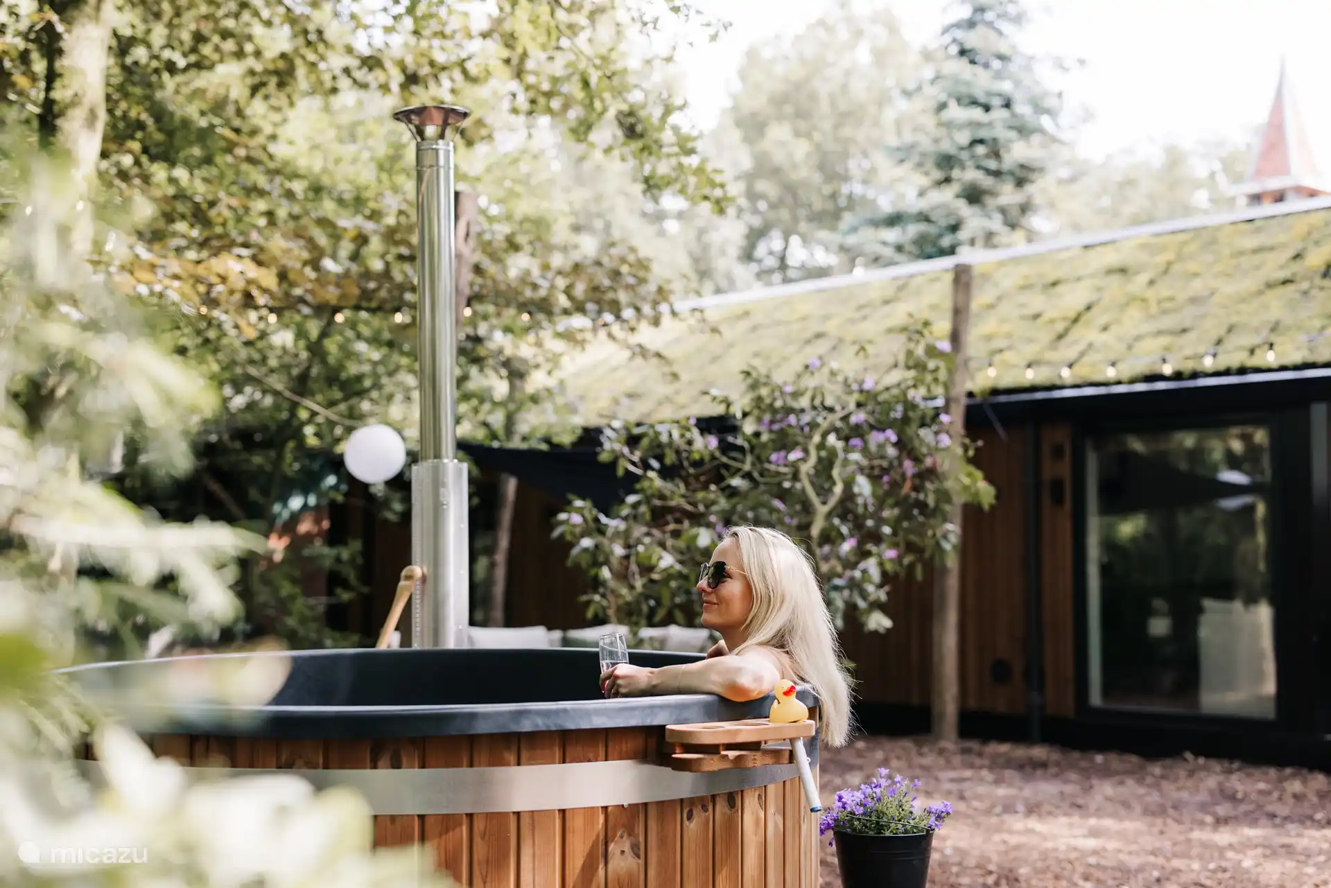 Privater Whirlpool für 6 Personen mit Waldblick