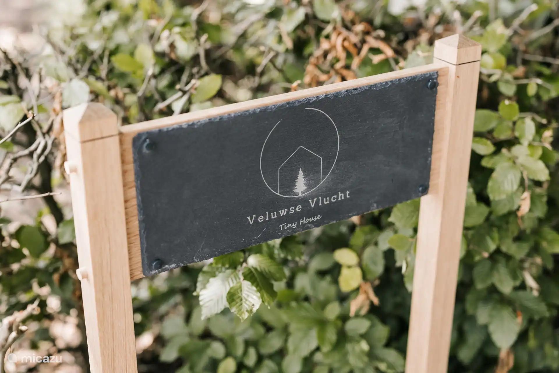 Logo-Schild Eingang Veluwe Flug