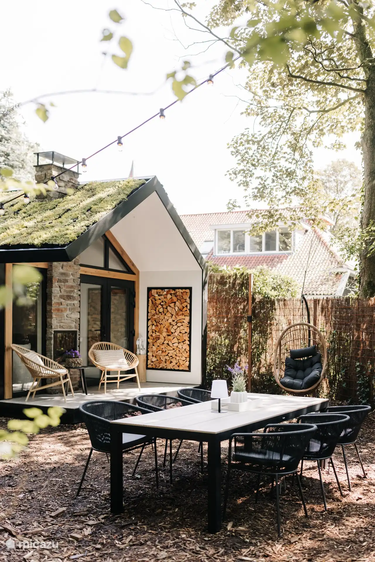 Terrasse, Hängesessel, Tisch im Freien, durchsichtiger Kamin