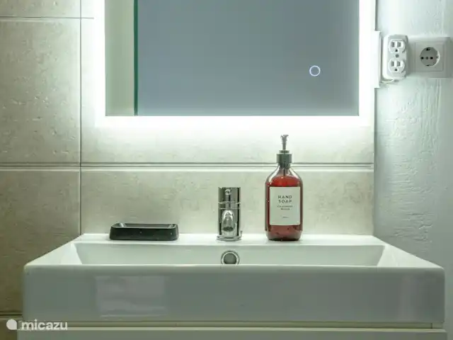 villa huren in Curaçao, Banda Ariba (oost), Marie Pampoen – Indigo House Slaapkamer 3 heeft z'n eigen en suite badkamer, inclusief douche, wastafel en toilet.
