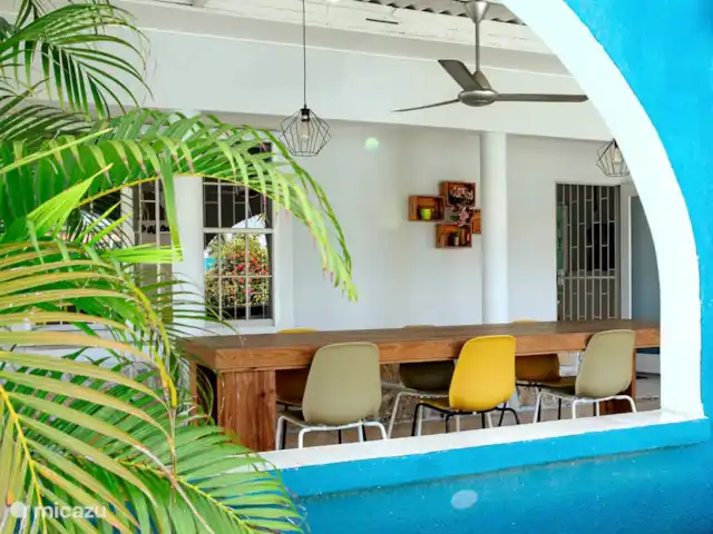 villa huren in Curaçao, Banda Ariba (oost), Marie Pampoen – Indigo House Gezellige overdekte porch met ruime eettafel.