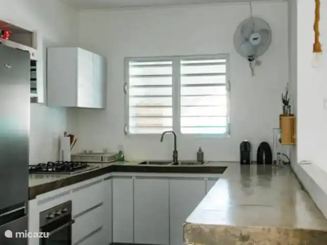 villa huren in Curaçao, Banda Ariba (oost), Marie Pampoen – Indigo House Volledig uitgeruste keuken met vaatwasser, oven, magnetron, ruim fornuis, Nespresso machine en waterkoker.