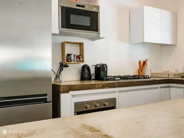 villa huren in Curaçao, Banda Ariba (oost), Marie Pampoen – Indigo House Volledig uitgeruste keuken met vaatwasser, oven, magnetron, ruim fornuis, Nespresso machine en waterkoker.