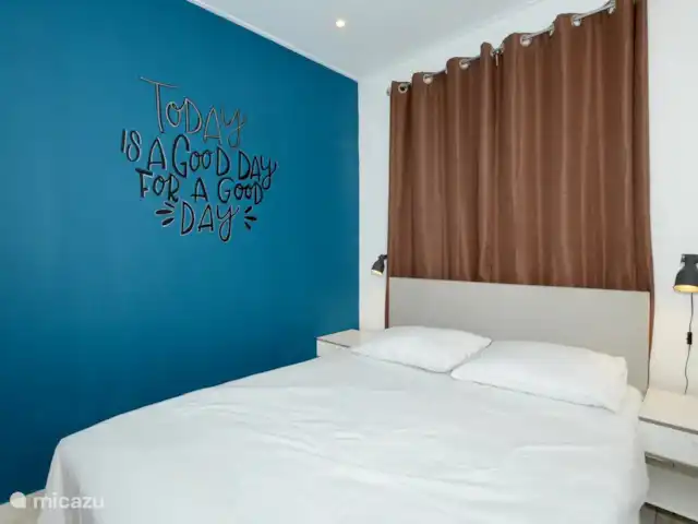 villa huren in Curaçao, Banda Ariba (oost), Marie Pampoen – Indigo House Slaapkamer 2 inclusief airco, ventilator, kledingkast en comfortabel tweepersoons boxspring bed.