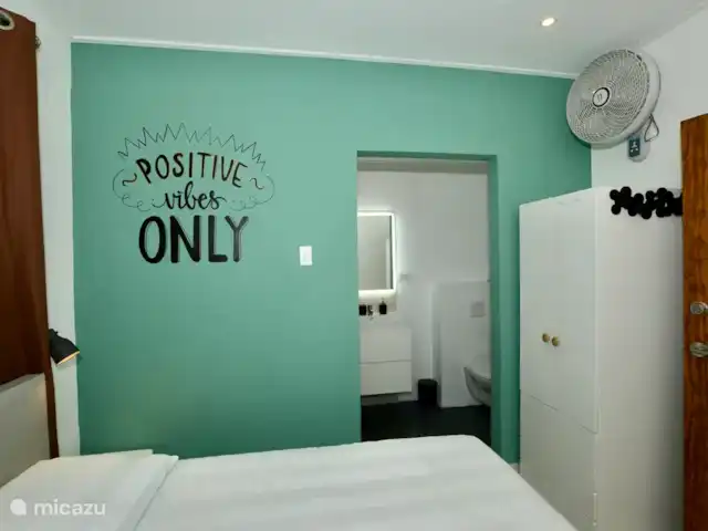 villa huren in Curaçao, Banda Ariba (oost), Marie Pampoen – Indigo House Slaapkamer 3 inclusief airco, ventilator, kledingkast en comfortabel tweepersoons boxspring bed, met 'en suite' eigen badkamer.