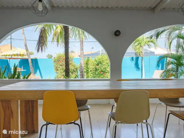 villa huren in Curaçao, Banda Ariba (oost), Marie Pampoen – Indigo House Gezellige overdekte porch met ruime eettafel.