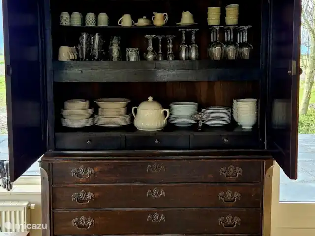 Lot 17 | Pays-Bas, Hollande du Nord, Anna Paulowna - maison de vacances armoire porcelaine