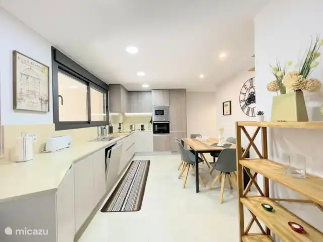 2 Appartement Aqua Beach torrevieja | Espagne, Costa Blanca, Torrevieja - appartement Cuisine avec micro-ondes, four, cuisinière électrique, lave-vaisselle, machine à café nespresso, bouilloire, grille-pain et vaisselle diverse. Ustensiles