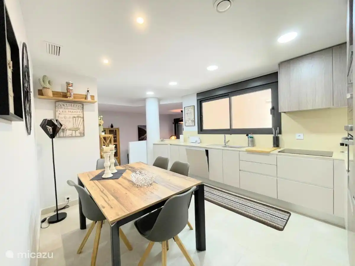 Cocina con microondas, horno, cocina eléctrica, lavavajillas, cafetera nespresso, hervidor de agua, tostadora y vajilla variada. Utensilios